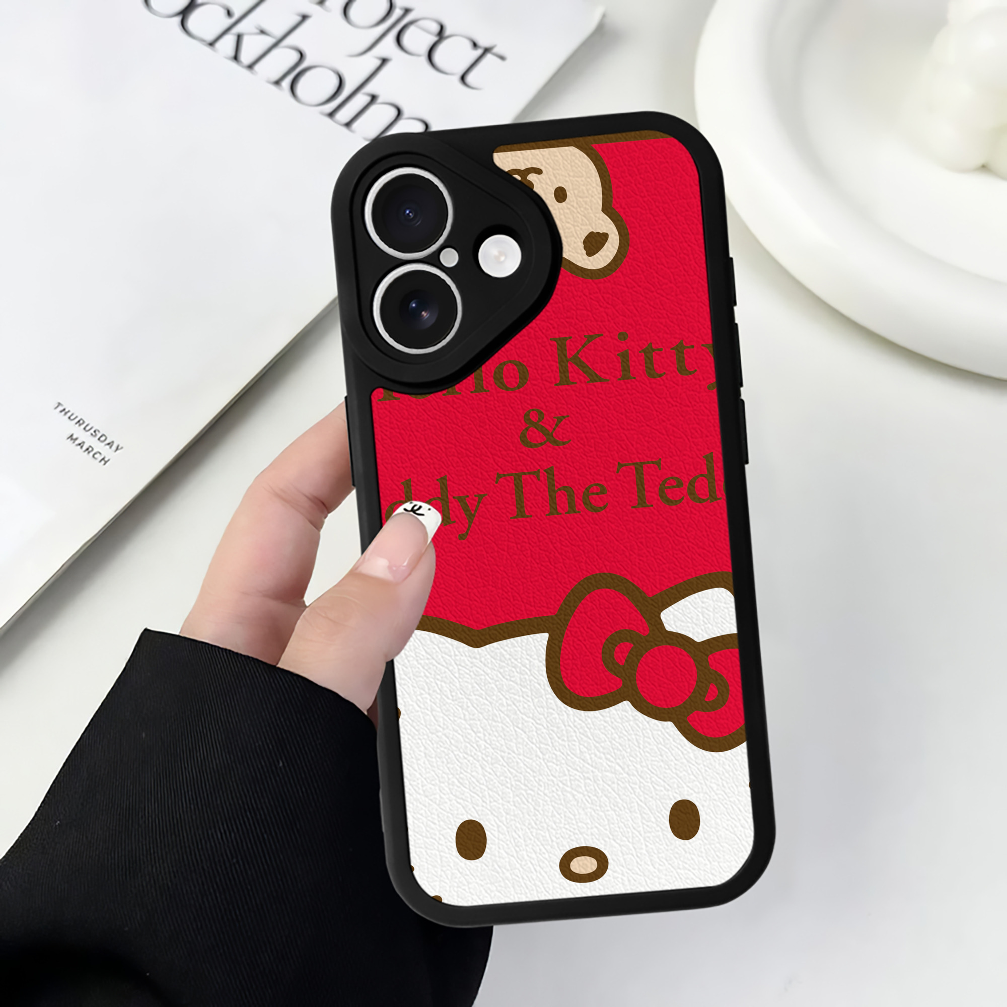 （画像用） Hello Kitty ハローキティ 【iPhone 16シリーズ対応】シリコンスマホケース（レザー調） 材質：シリコン